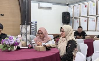 Anggota Bawaslu Kota Yogyakarta, Siti Nurhayati, menyampaikan saran perbaikan kepada KPU Kota Yogyakarta dalam Rapat Koordinasi Pemutakhiran Data Pemilih Berkelanjutan (PDPB) Triwulan III Tahun 2026, Rabu (23/9/2026)