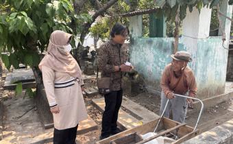 Anggota Bawaslu Kota Yogyakarta, Siti Nurhayati, melakukan pengawasan coktas di wilayah Kemantren Kotagede pada Kamis (10/9/2026)