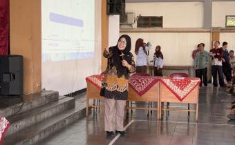 Koordinator Divisi Hukum, Pencegahan, Partisipasi Masyarakat dan Hubungan Masyarakat Bawaslu Kota Yogyakarta, Siti Nurhayati, memberikan sambutan dalam kegiatan Orasi dan Debat Kandidat OSIS/MPK di Aula SMKN 4 Yogyakarta, Jumat (9/10/2026)