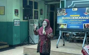 Koordinator Divisi Hukum, Pencegahan, Partisipasi Masyarakat dan Hubungan Masyarakat Bawaslu Kota Yogyakarta, Siti Nurhayati, menjadi narasumber dalam kegiatan kokurikuler "Suara Demokrasi" di SMPN 13 Yogyakarta (8/10/2026)