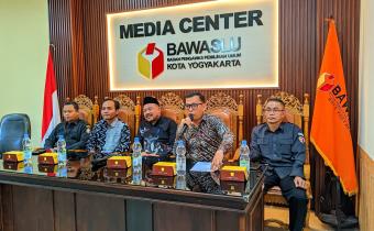 Ketua, Anggota, dan Kepala Sekretariat Bawaslu Kota Yogyakarta menyambut baik kedatangan rombongan Komisi C DPRD Kabupaten Kebumen di Kantor Bawaslu Kota Yogyakarta untuk berbagi pengalaman mengenai pengelolaan dana hibah pengawasan Pilkada, Senin (12/10/2026)