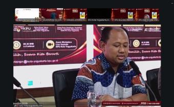 Guru Besar Universitas Muhammadiyah Yogyakarta, Prof. Dr. Phil. Ridho Al Hamdi, M.A., menjadi narasumber dalam kegiatan bedah buku “Matematika Pemilu: Desain Wasted Vote pada Pemilu Indonesia” yang turut dihadiri oleh Ketua Bawaslu Kota Yogyakarta secara daring, Selasa (15/9/2026)