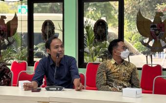 Anggota Bawaslu Kota Yogyakarta, Jantan Putra Bangsa, menekankan perlunya norma yang secara tegas mengatur agar pemasangan APK tidak membahayakan pengguna jalan maupun mengganggu pejalan kaki pada rapat finalisasi Peraturan Wali Kota (Perwal) APK yang digelar Badan Kesatuan Bangsa dan Politik (Kesbangpol) Kota Yogyakarta, Selasa (29/9/2026).