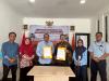 Pimpinan Bawaslu Kota Yogyakarta beserta Balai Dikmen berfoto bersama pasca penandatanganan perjanjian kerja sama (5/5/2026)