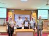 Ketua dan Anggota Bawaslu Kota Yogyakarta berfoto bersama jajaran Dekanat FE UST setelah penandatanganan MoA (6/5/2026)