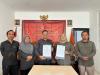 Ketua dan Anggota Bawaslu Kota Yogyakarta dan Komisioner KID DIY memperlihatkan Nota Kesepahaman yang telah ditandatangani (6/7/2026)