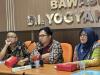 Kepala Sekretariat Bawaslu Kota Yogyakarta, R Paulus Agung Setiarso Fahik, bersama Kepala Bagian Administrasi Bawaslu DIY dan Kepala Sekretariat Bawaslu Kabupaten Bantul mencermati paparan dalam Rapat Langkah-Langkah Menghadapi Akhir Tahun Anggaran 2026, Kamis (22/10/2026)